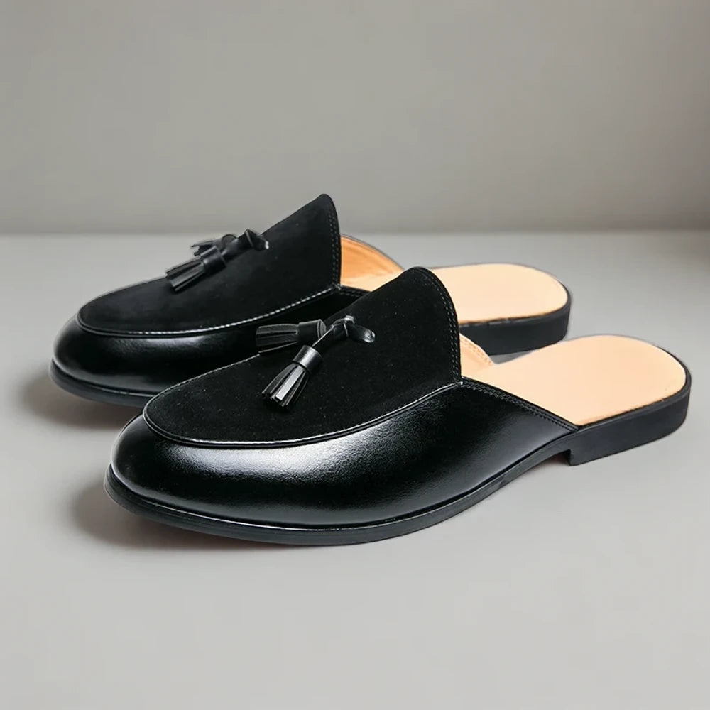 Mocassin brun en daim associé à une chaussette fine pour un style maîtrisé