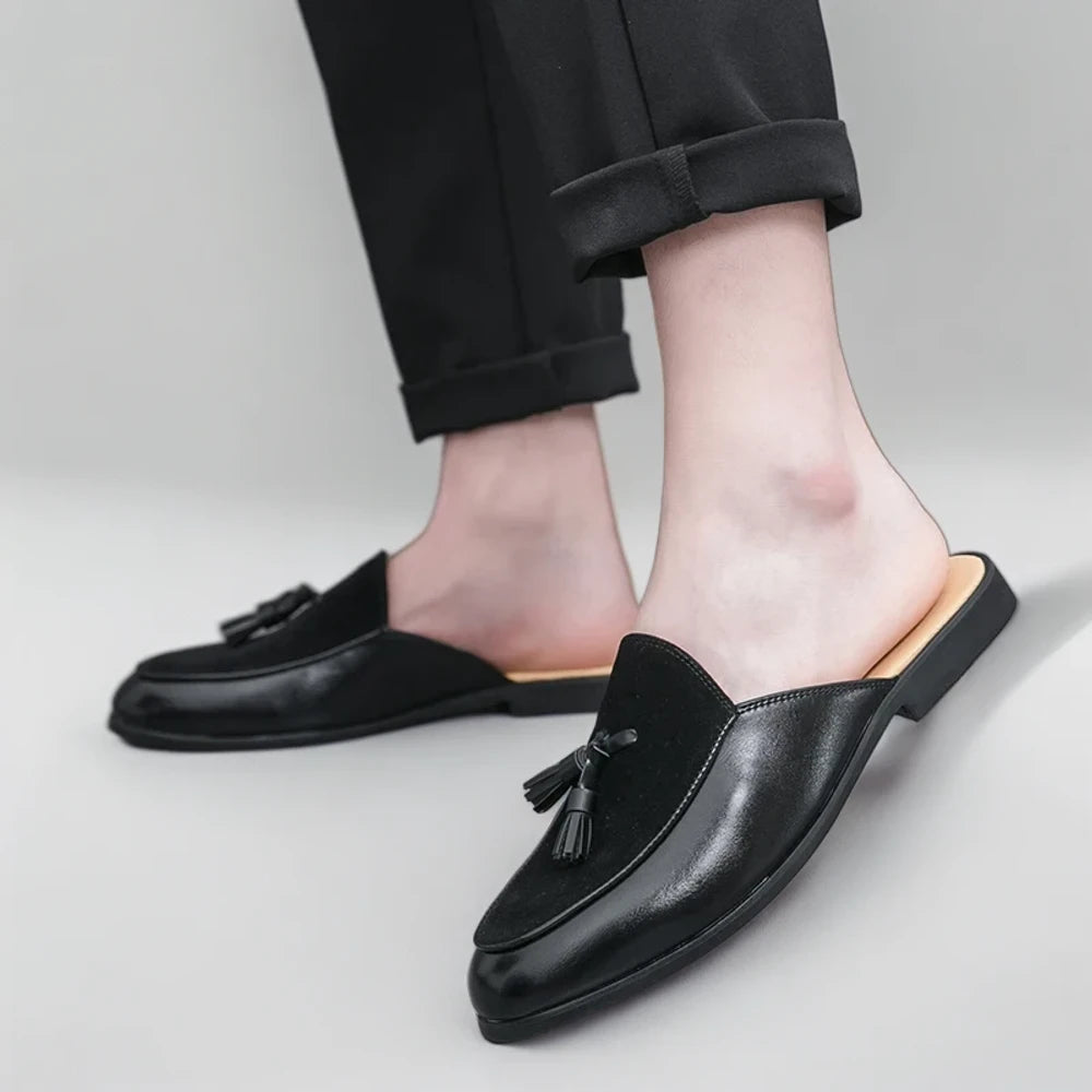 Mocassin brun aux pieds dans une tenue casual pour homme lors des beaux jours