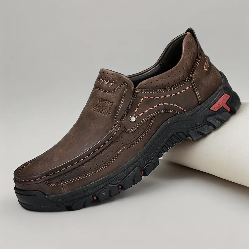 Mocassins camel homme élégants posés sur surface naturelle, teinte marron chaleureuse