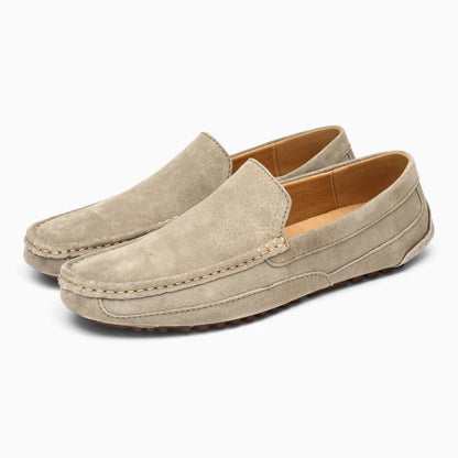 Mocassin homme sans lacet, paire vue de trois-quarts montrant la coupe déstructurée et les coutures de surpiqûre