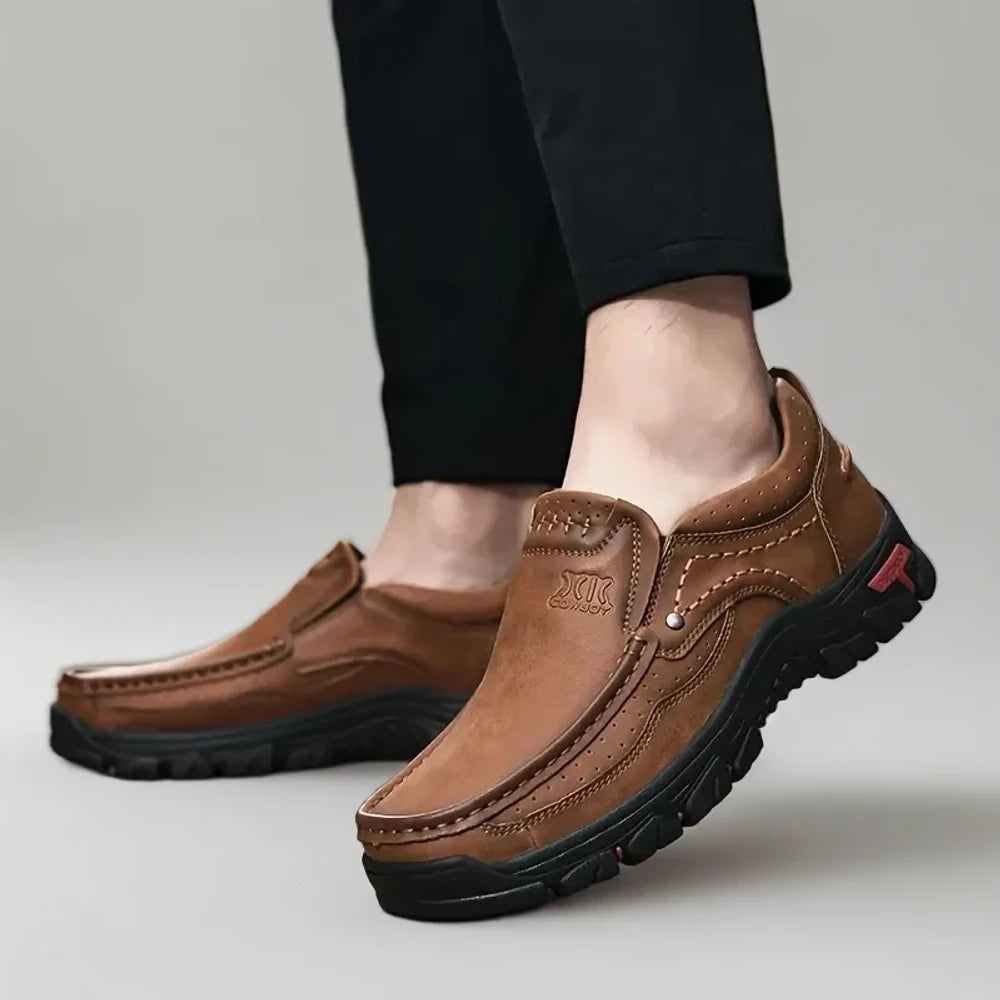 Paire de mocassins camel homme portés au quotidien, confort et style décontracté