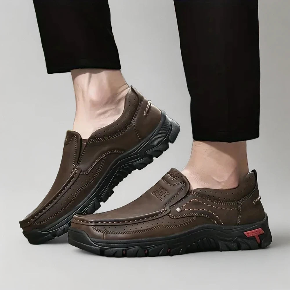 Mocassin camel homme vue de face, design intemporel et pratique à enfiler