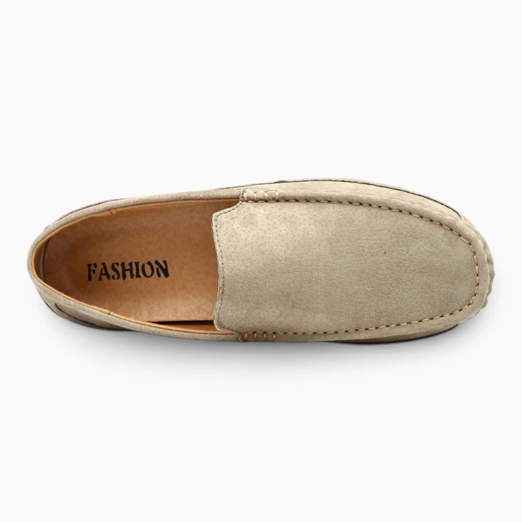 Mocassin bleue homme style bateau, vue de dessus montrant l'ajustement épousant le pied