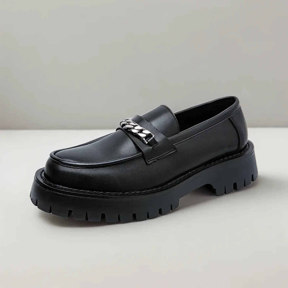 Mocassins carré blanc lumineux vue de profil sur fond neutre