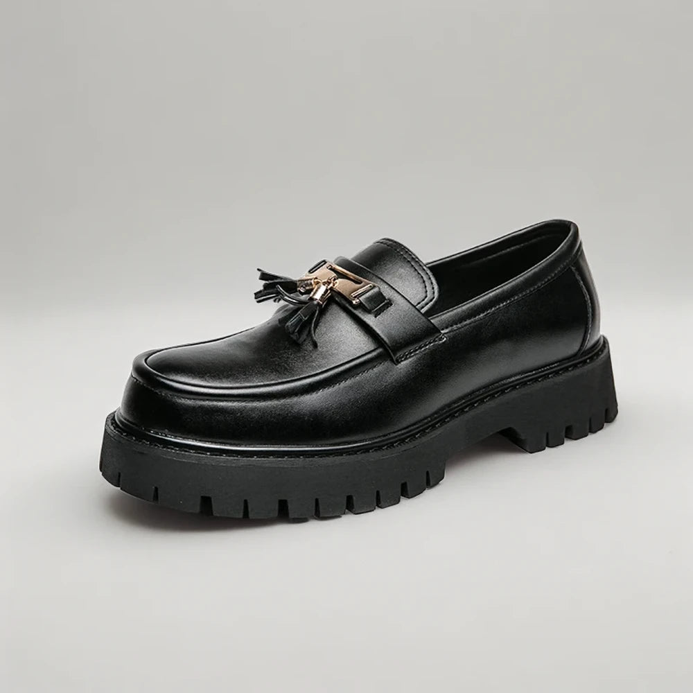 Détail du bout carré affirmé du mocassin avec finition premium