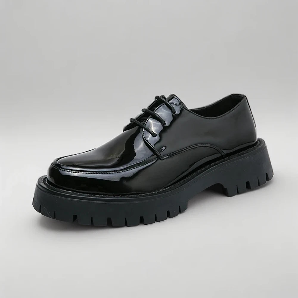 Mocassin carré noir porté au quotidien avec look casual chic