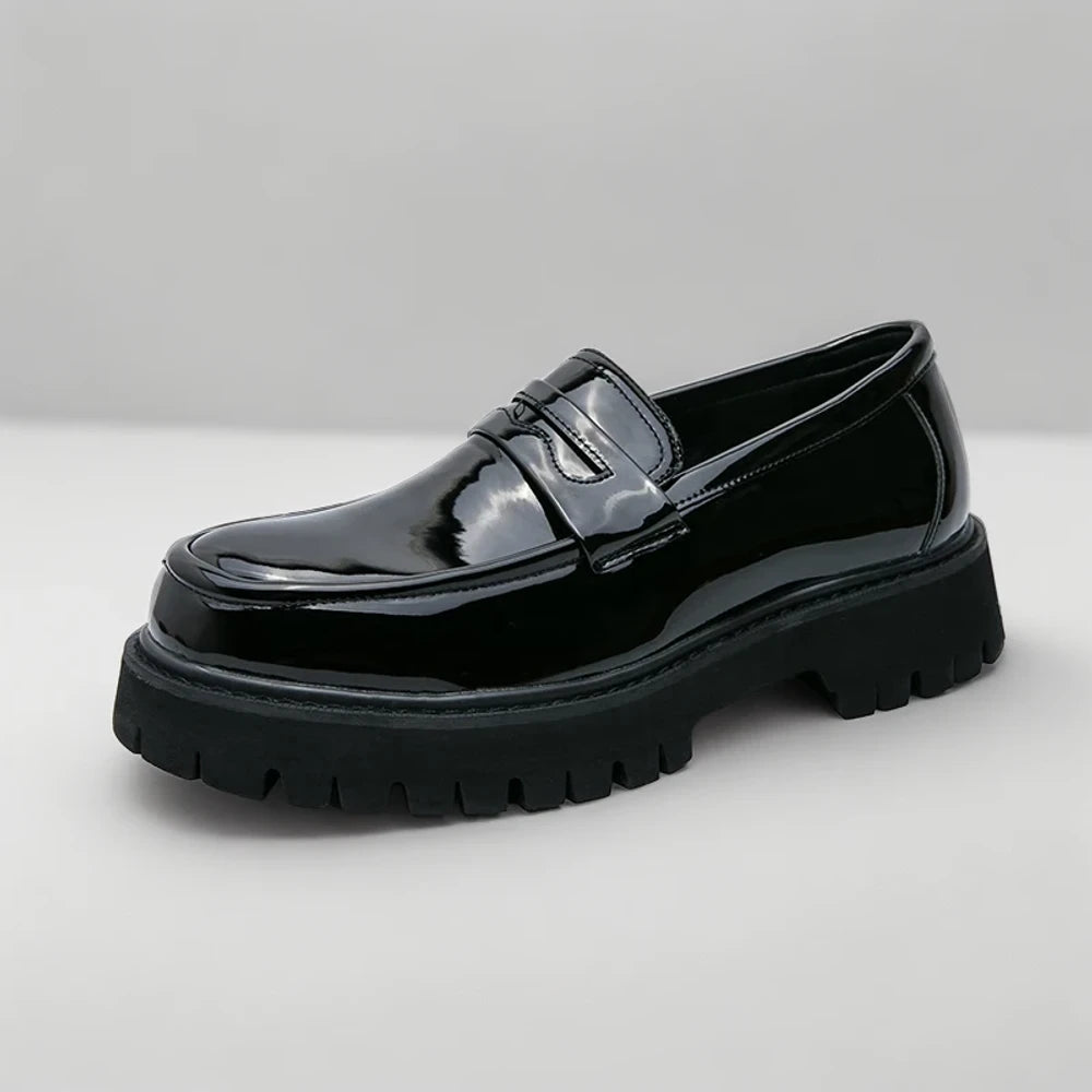 Mocassins carré décliné en noir et blanc pour polyvalence vestimentaire