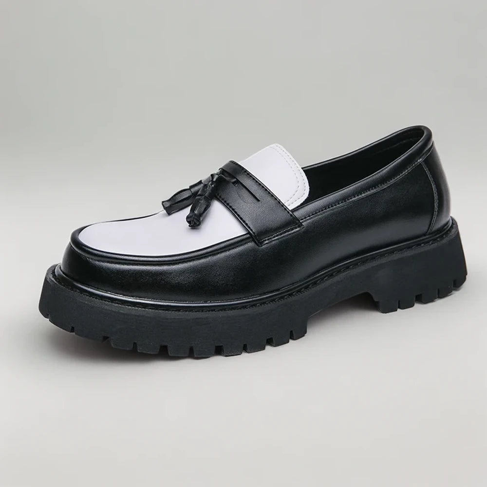 Profil latéral du mocassin carré mettant en avant sa structure de plateforme