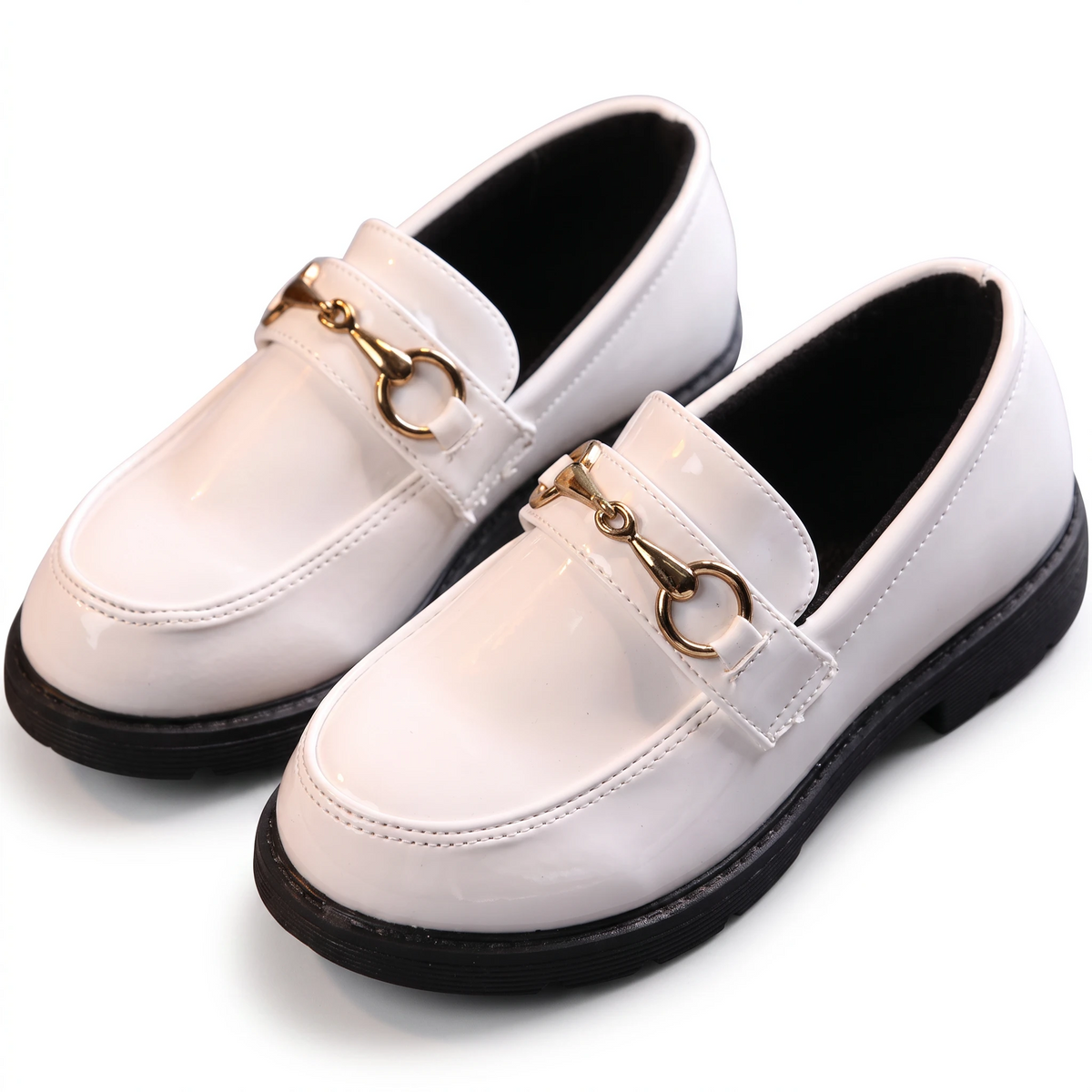Détail de la matière flexible du mocassin rouge épousant le pied