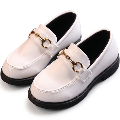 Détail de la matière flexible du mocassin rouge épousant le pied