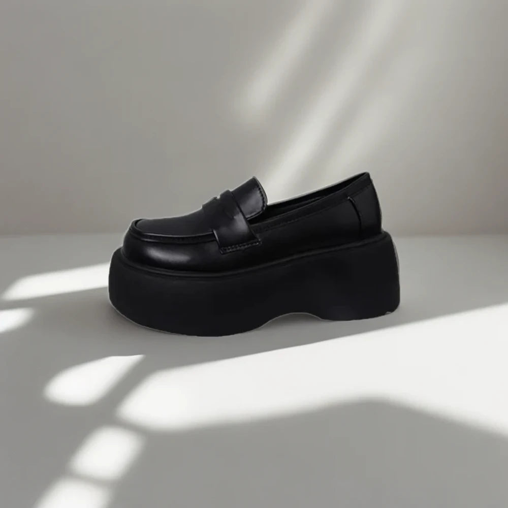 Profil latéral du mocassin chic femme révélant son talon structurant et sa silhouette élégante