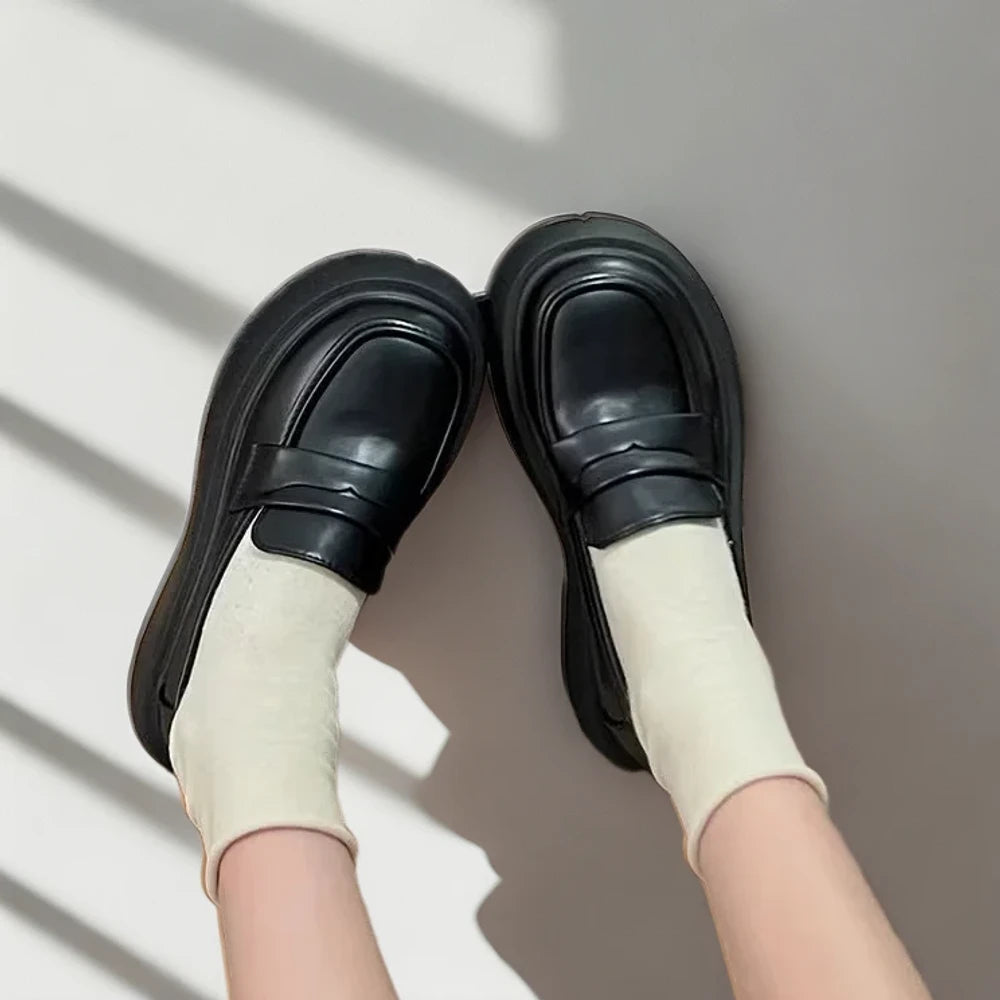 Dessus du mocassin chic en matière souple épousant parfaitement la forme du pied