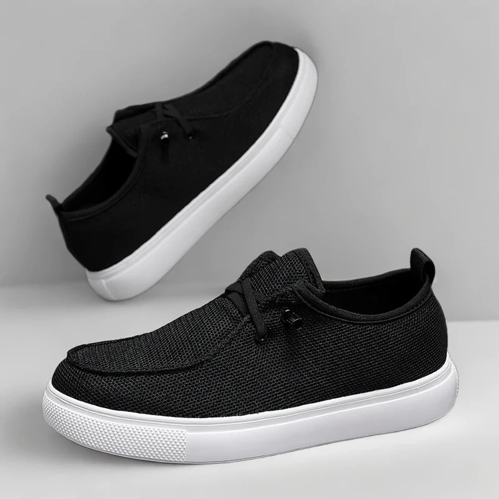 Mocassin homme chic de profil montrant la silhouette épurée et le bout large