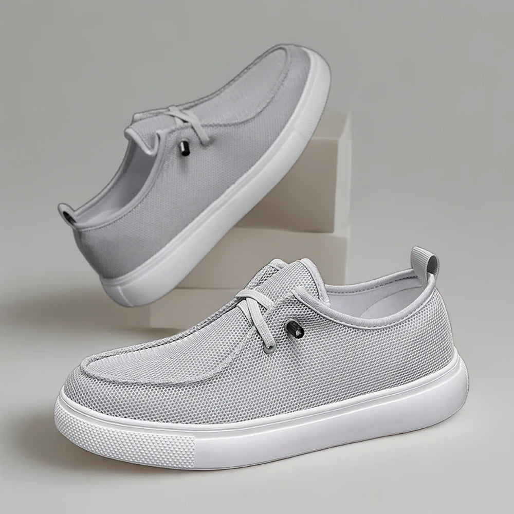 Mocassin homme chic porté avec chemise pour une tenue professionnelle soignée