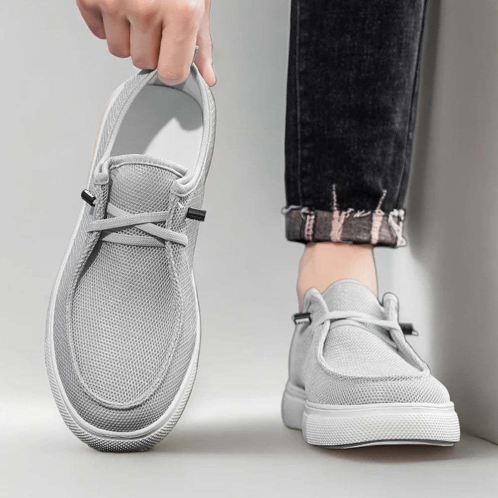 Vue dessus du mocassin chic homme mettant en avant la souplesse de la matière