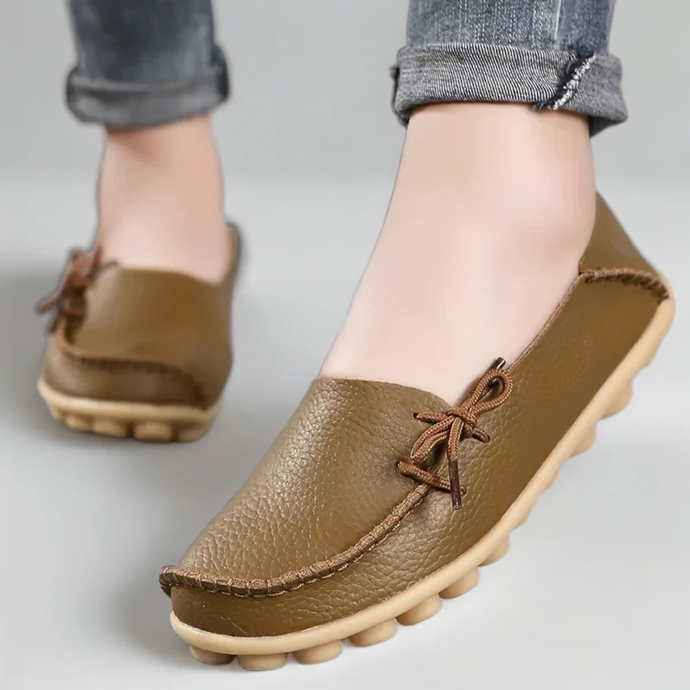 Mocassins chocolat femme confortables sans lacet, portés au quotidien