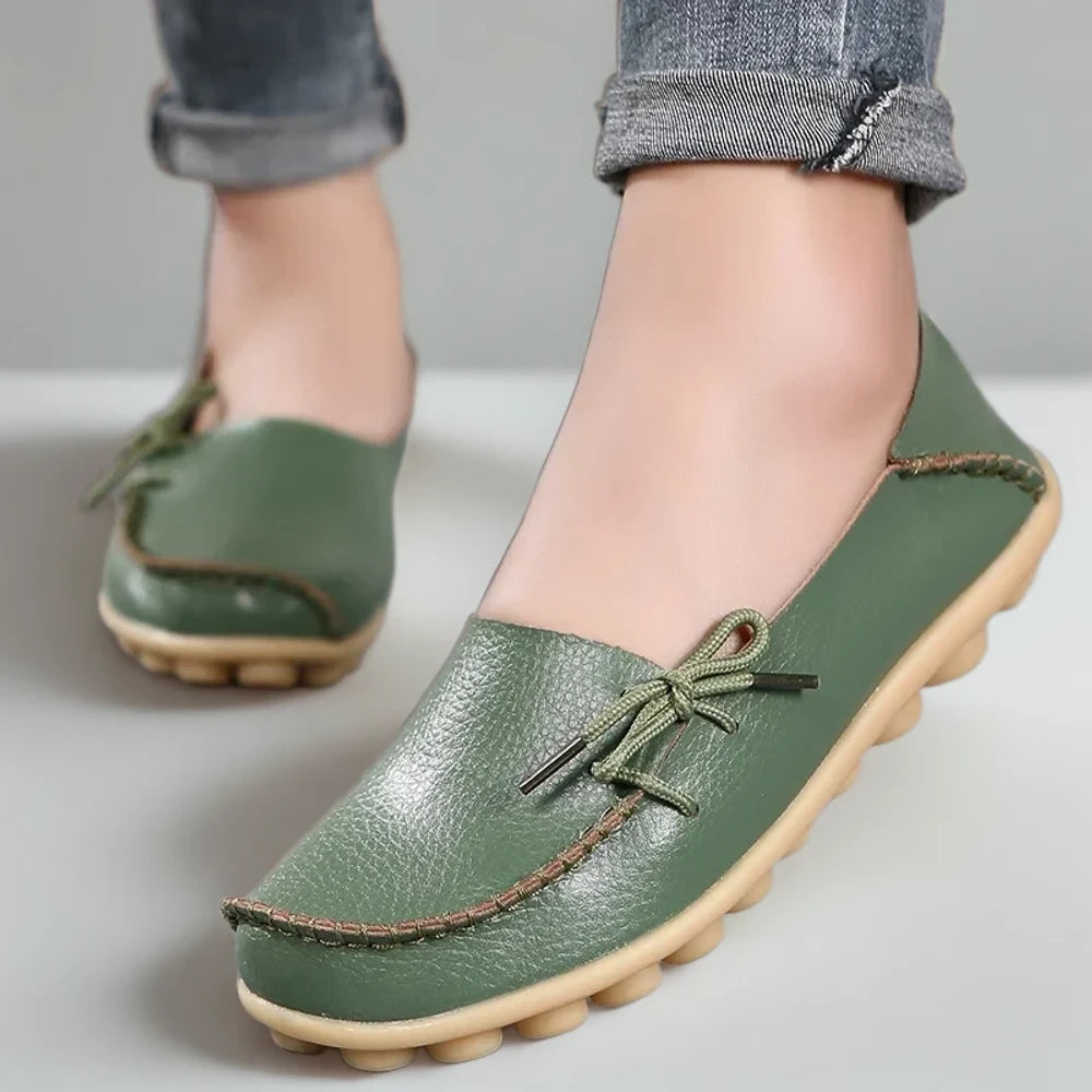 Mocassins chocolat femme associés à une tenue de bureau élégante