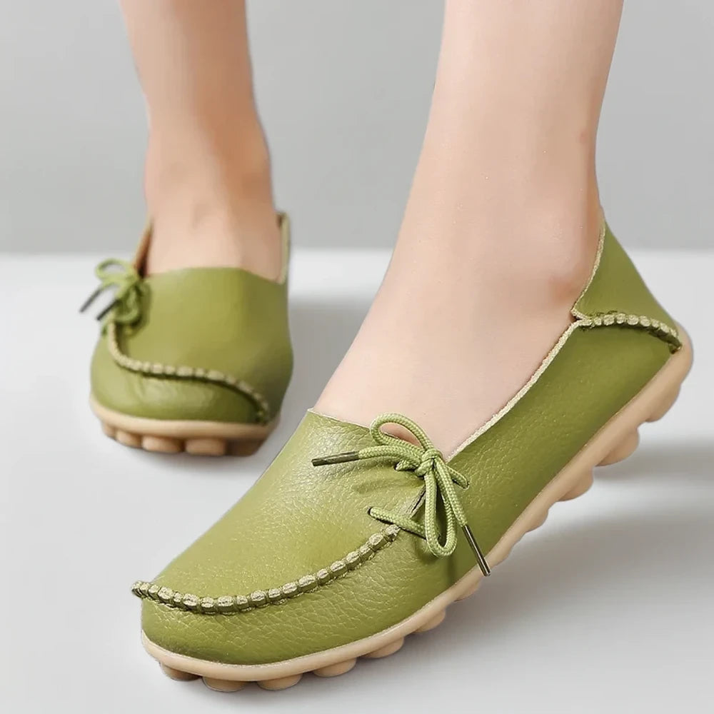 Mocassin femme chocolat porté avec un jean casual et décontracté