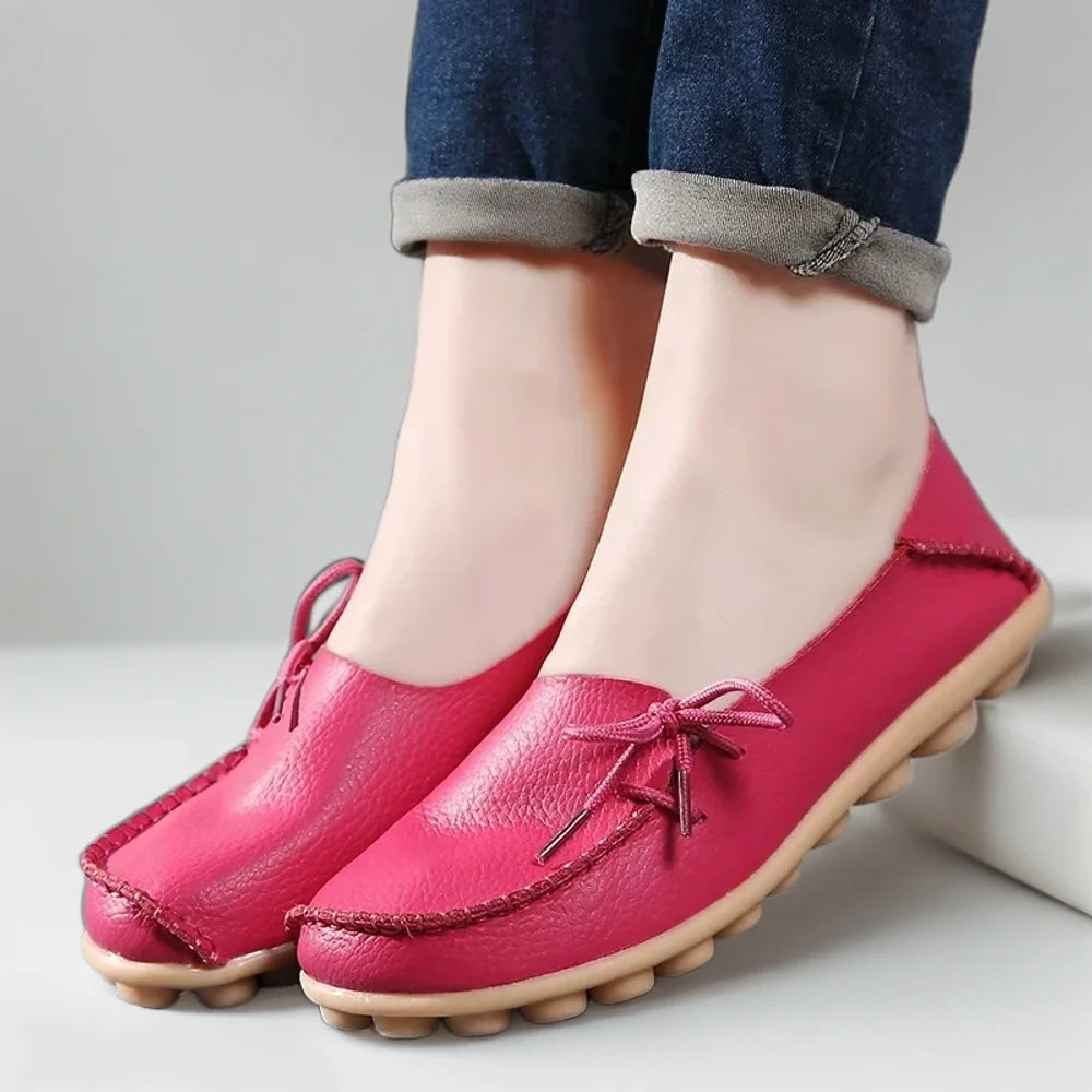 Mocassins chocolat femme rangés dans un dressing moderne et minimaliste