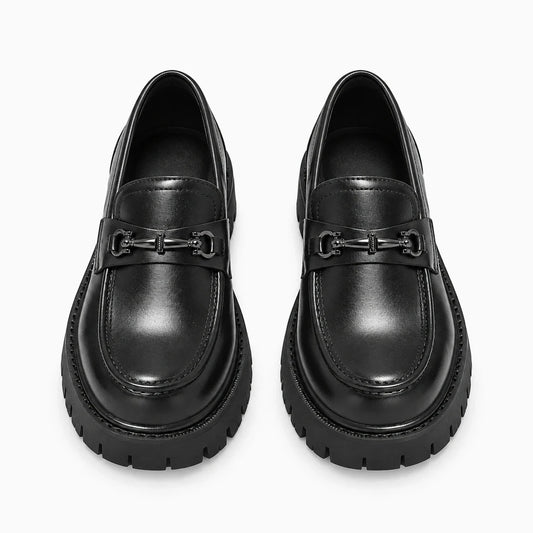Mocassin chunky homme en croûte de cuir noire avec semelle épaisse, vue de profil