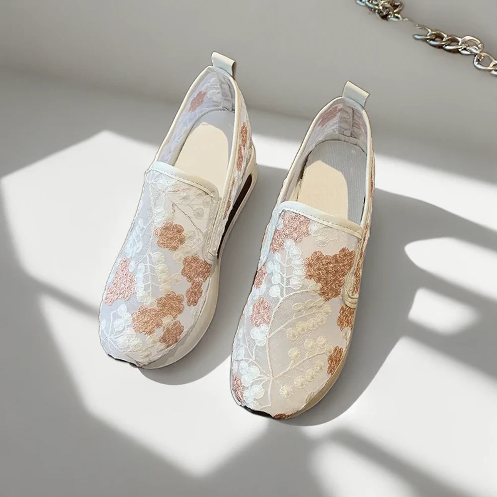 Détail du mocassin classe femme montrant la semelle flexible et l'ajustement anatomique