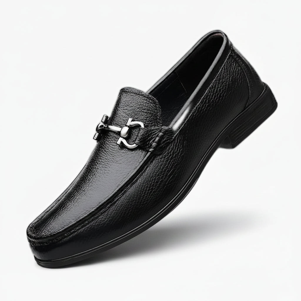 Mocassin classique homme en cuir noir, vue de profil mettant en avant la ligne épurée de style britannique