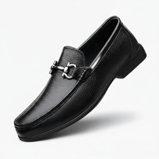 Mocassin classique homme en cuir noir, vue de profil mettant en avant la ligne épurée de style britannique
