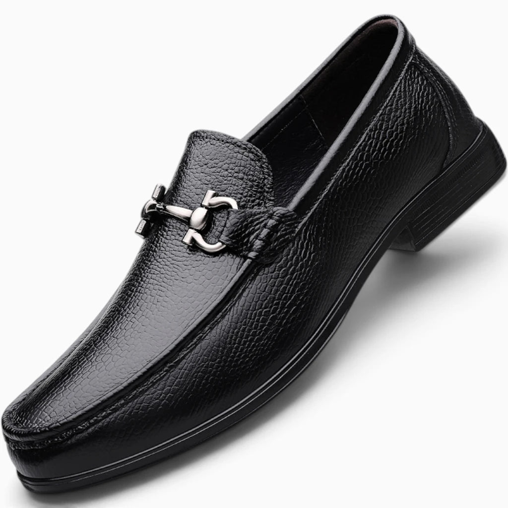 Mocassin classique homme noir cuir, ornement métal argenté, semelle plate, vue trois quarts