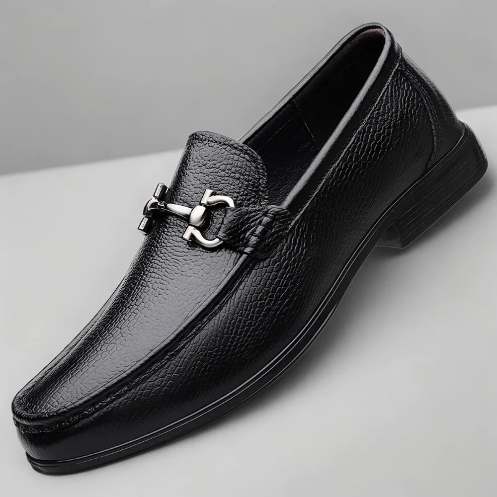 Mocassin cuir noir homme enfilable, détail du design rétro et de la semelle souple de conduite