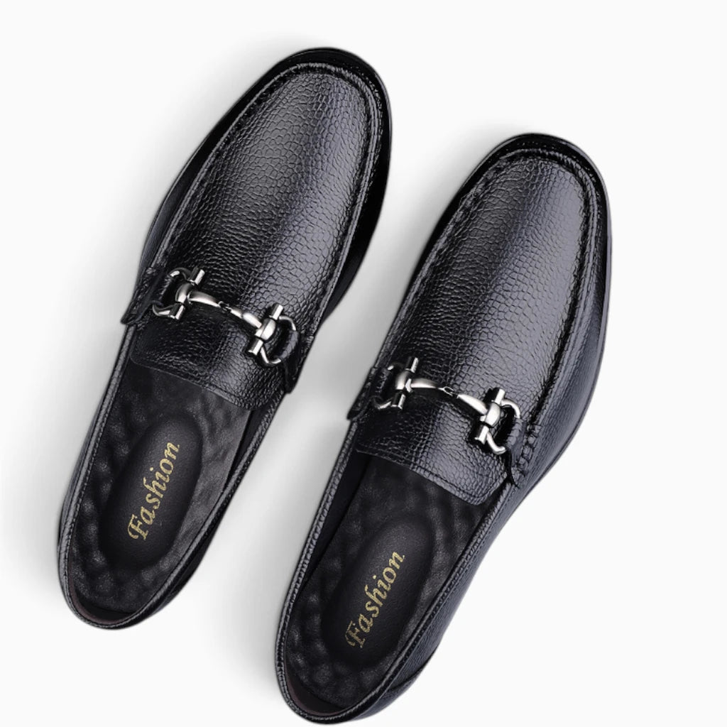 Détail du cuir premium du mocassin classique homme, texture et finition soignée
