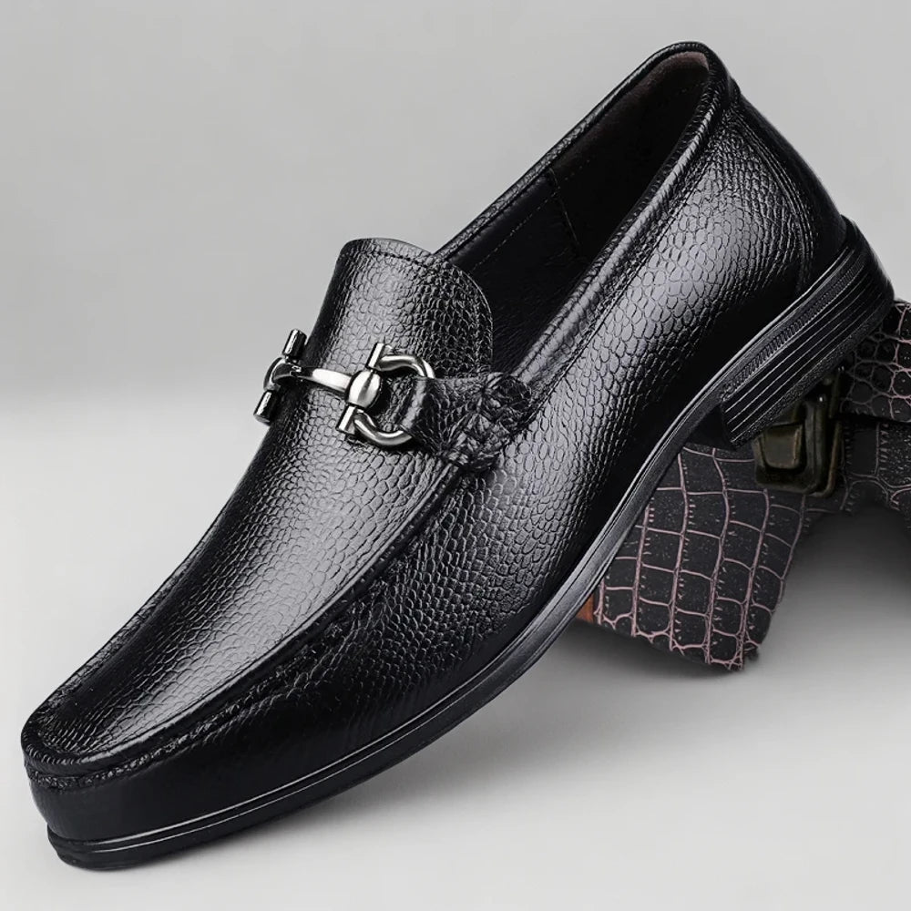 Mocassin homme noir classique porté au quotidien, allure raffinée adaptée au bureau comme aux sorties