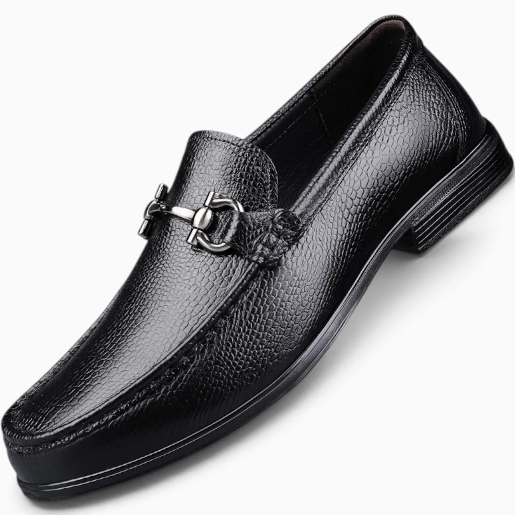 Mocassin classique homme porté au quotidien, allure raffinée adaptée au bureau et sorties
