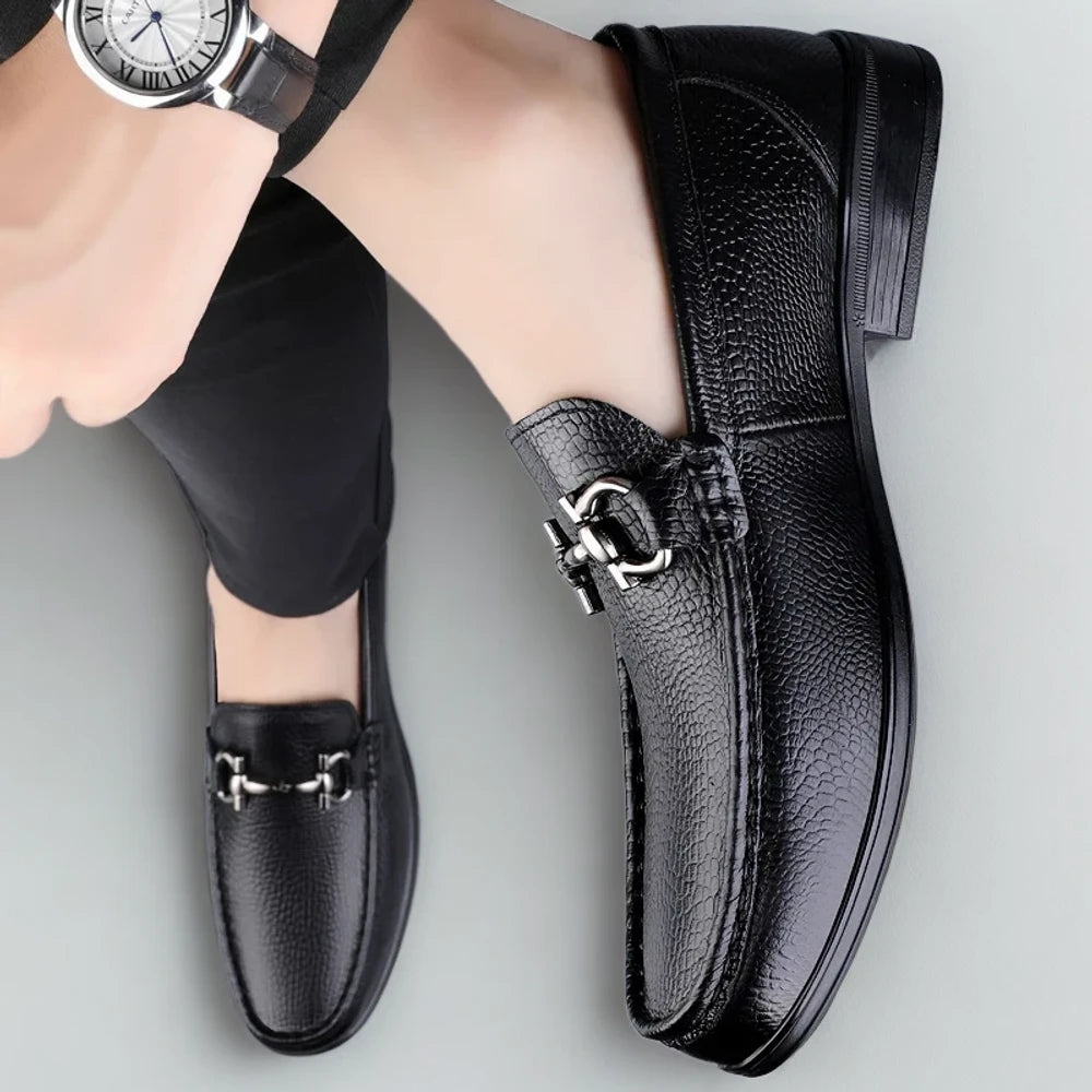 Paire de mocassins classiques homme en cuir, perspective de dessus montrant la construction artisanale