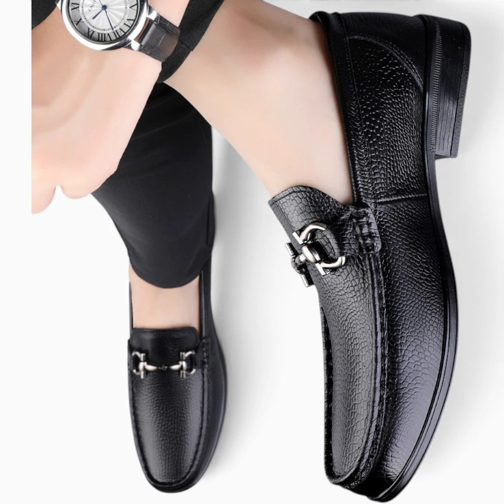 Paire de mocassin classique homme noir porté, cuir texturé avec bride à mors métal, vue de dessus