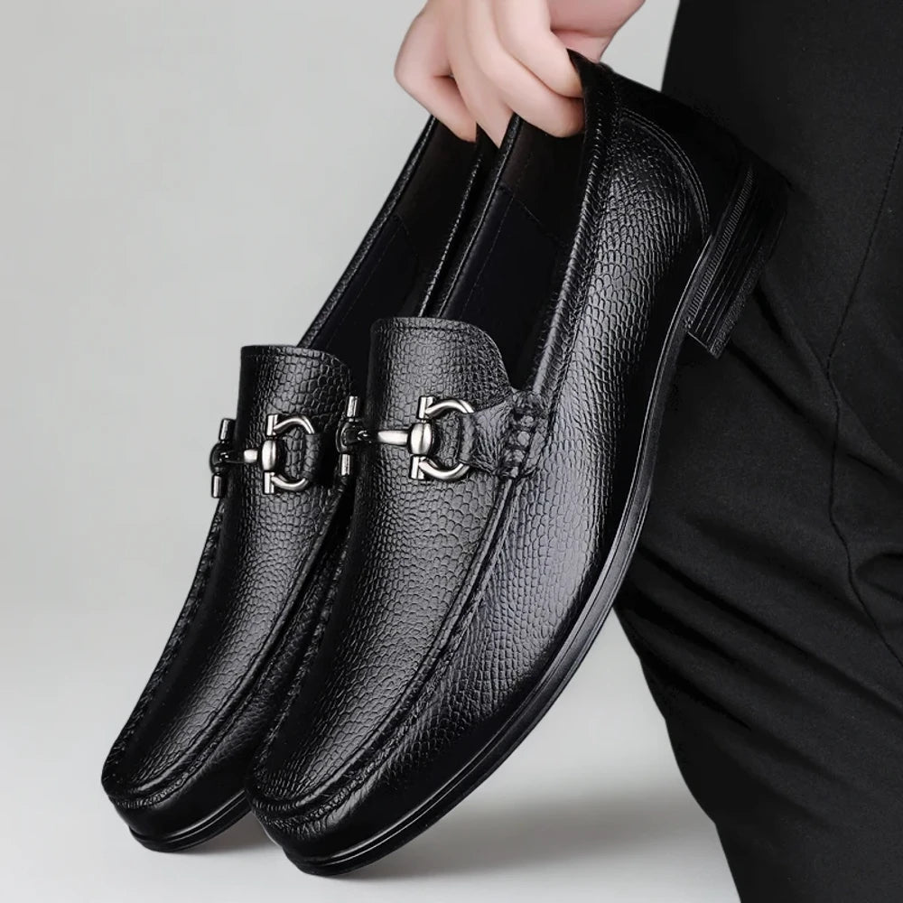 Mocassin homme noir intemporel, détail de la matière cuir premium et du confort d'enfilation simplifié