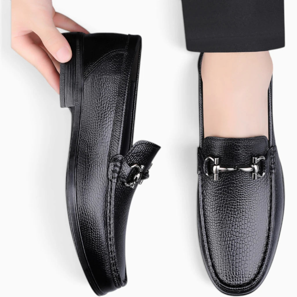 Paire complète de mocassin classique homme noir, confort souple et démarche naturelle garantis