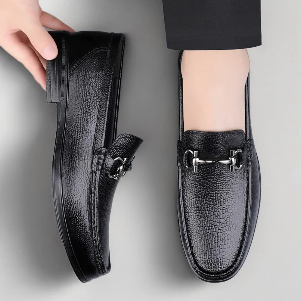 Mocassin classique homme cuir noir, silhouette complète soulignant l'élégance polyvalente pour tous les styles