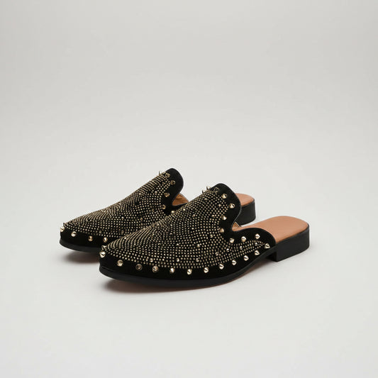 Mocassin clou en cuir avec rivets apparents, vue de profil