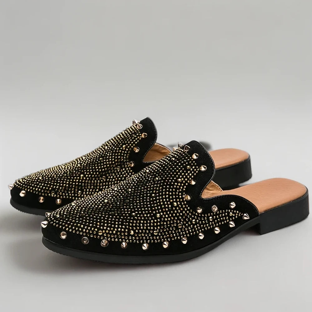 Détail des clous sur mocassin de style rétro affirmé pour homme