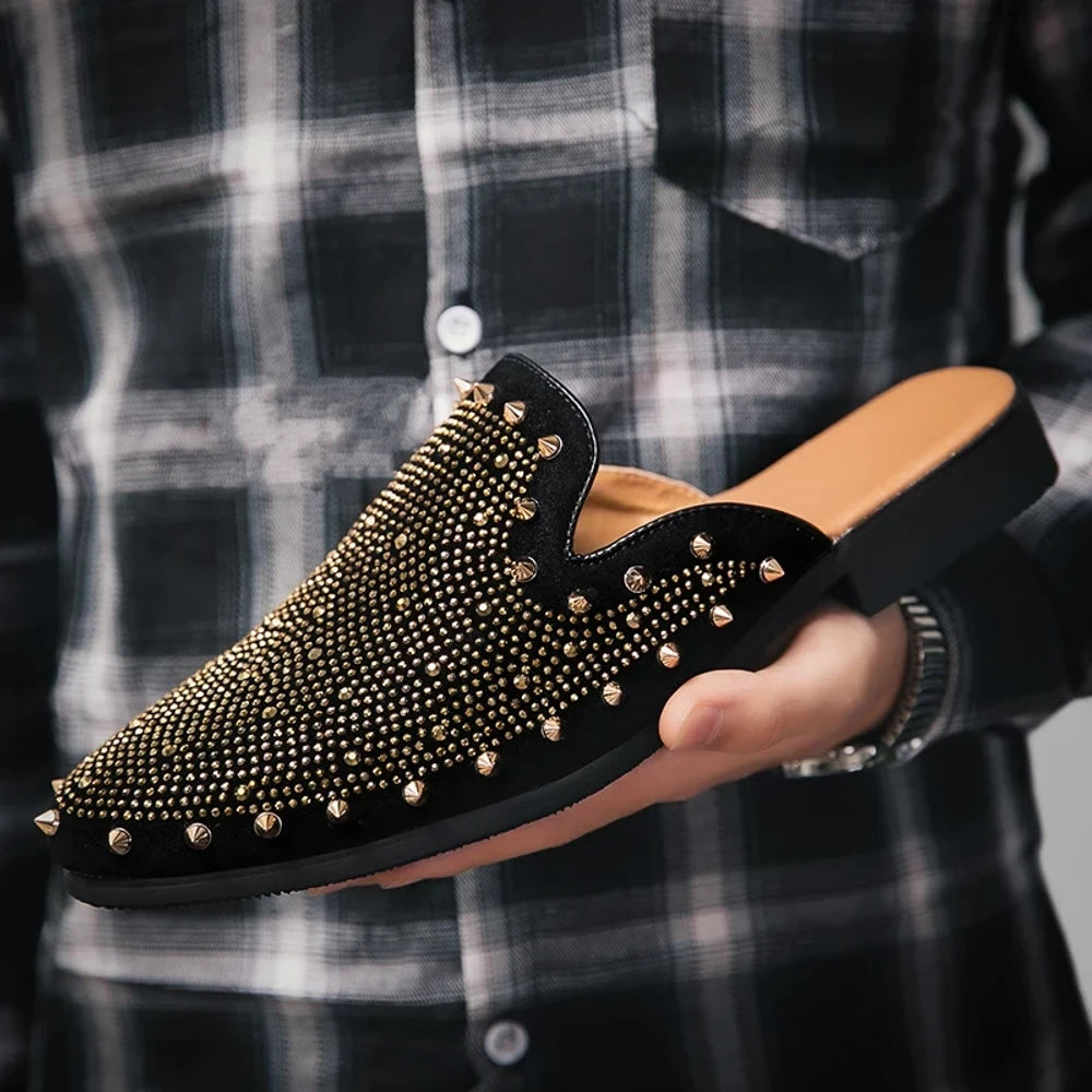 Mocassins clou élégants associés à tenue décontractée d'été