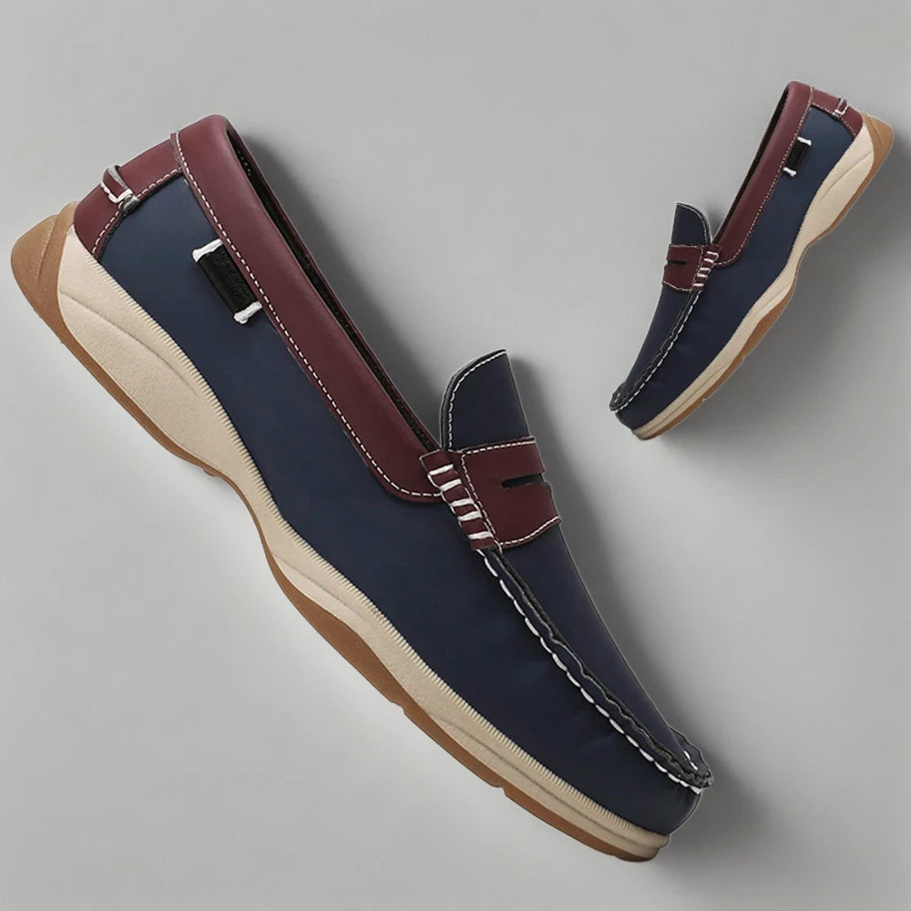 Mocassins cognac portés avec costume gris, allure élégante et professionnelle