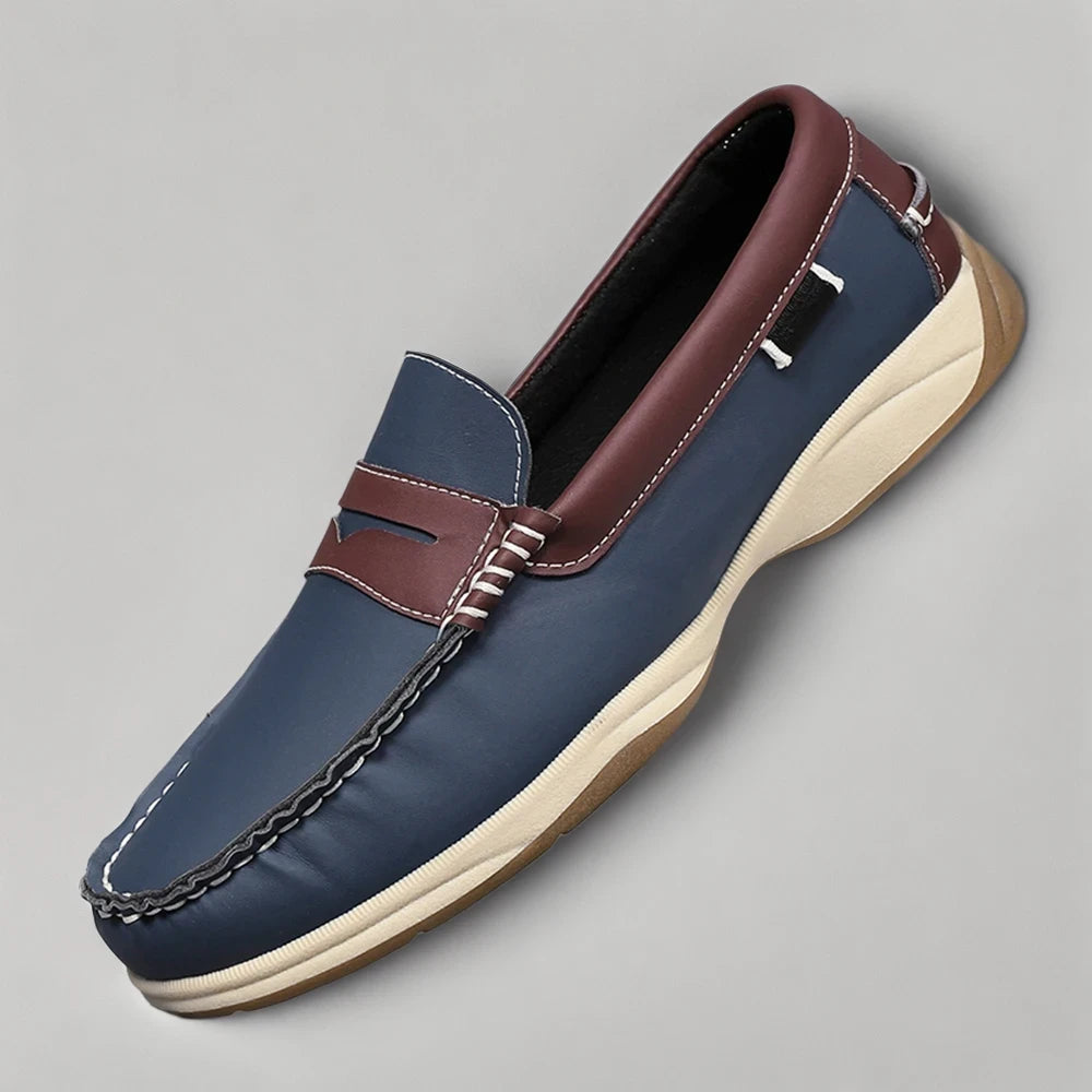 Mocassin cognac associé à un jean bleu, style décontracté et intemporel