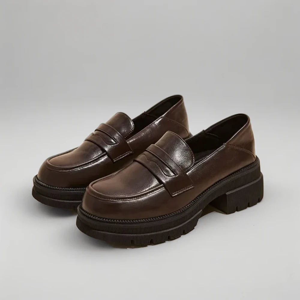 Mocassins cognac femme vue de profil mettant en avant la ligne épurée