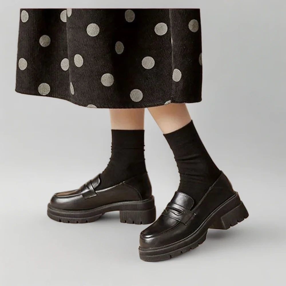 Mocassin femme cognac détail de la matière synthétique soignée