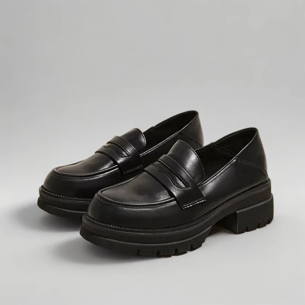Mocassins cognac portés au quotidien dans une tenue casual chic