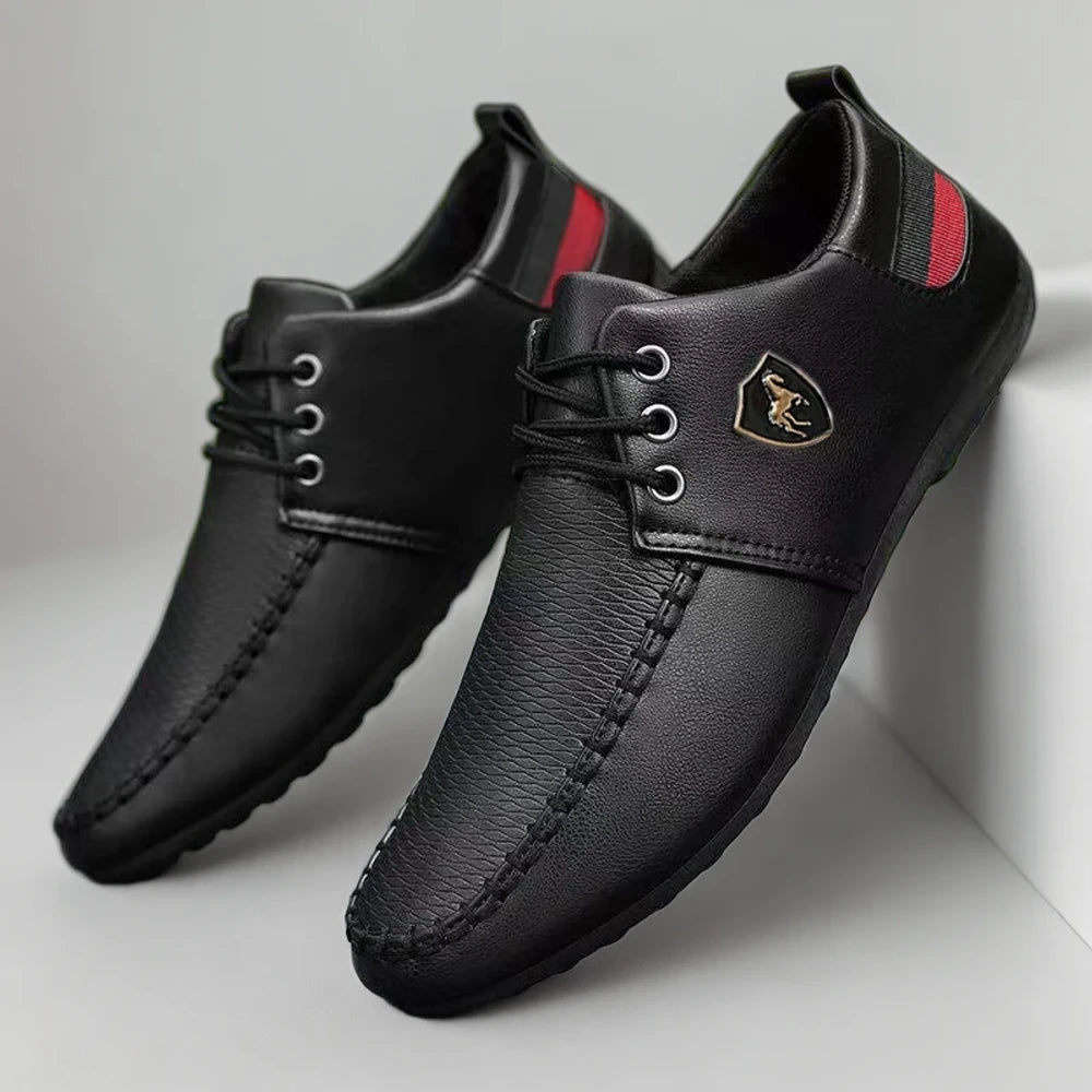 Mocassin homme cognac porté avec un jean en tenue décontractée