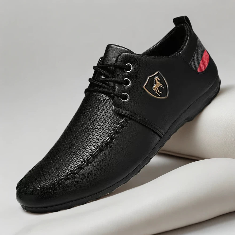 Mocassin homme style cognac associé à un pantalon habillé