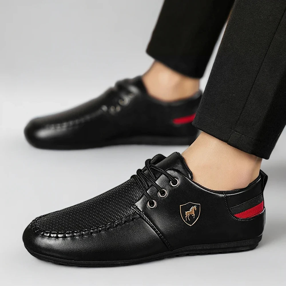 Profil latéral du mocassin cognac homme montrant sa silhouette affirmée