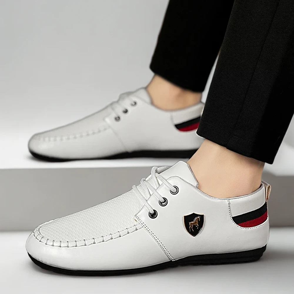 Mocassin homme teinte cognac mettant en avant ses finitions soignées