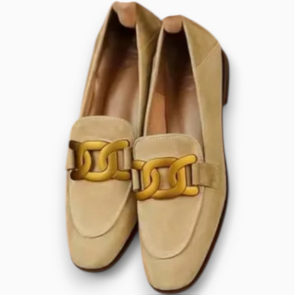 Mocassin collège femme en velours bleu foncé avec chaîne dorée
